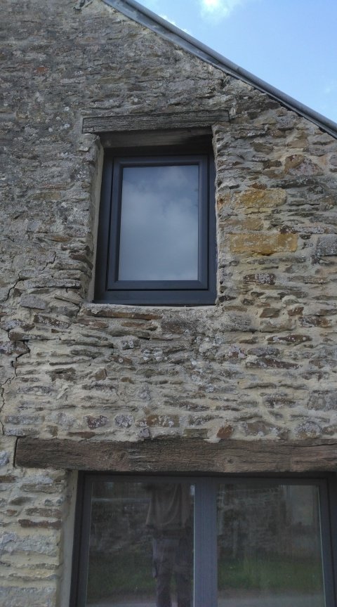 Fenêtre aluminium sur façade en pierre