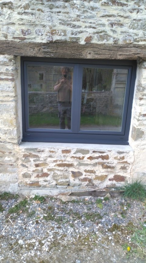Fenêtre PVC posée sur maison en pierre normande