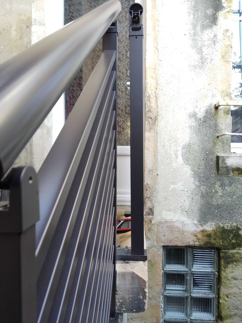 Garde-corps aluminium moderne sur bâtiment ancien