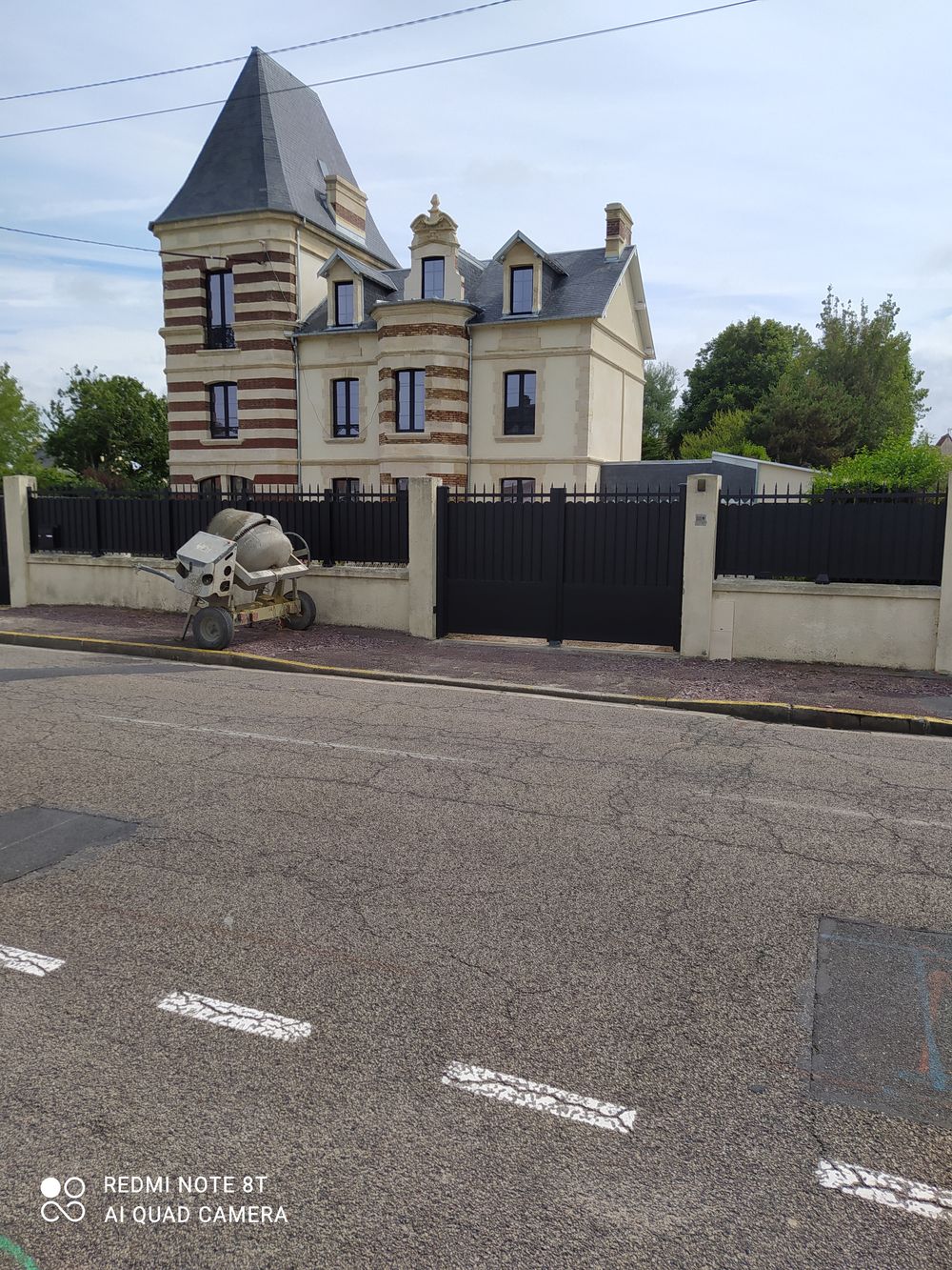 Portail battant sur villa normande en pierre
