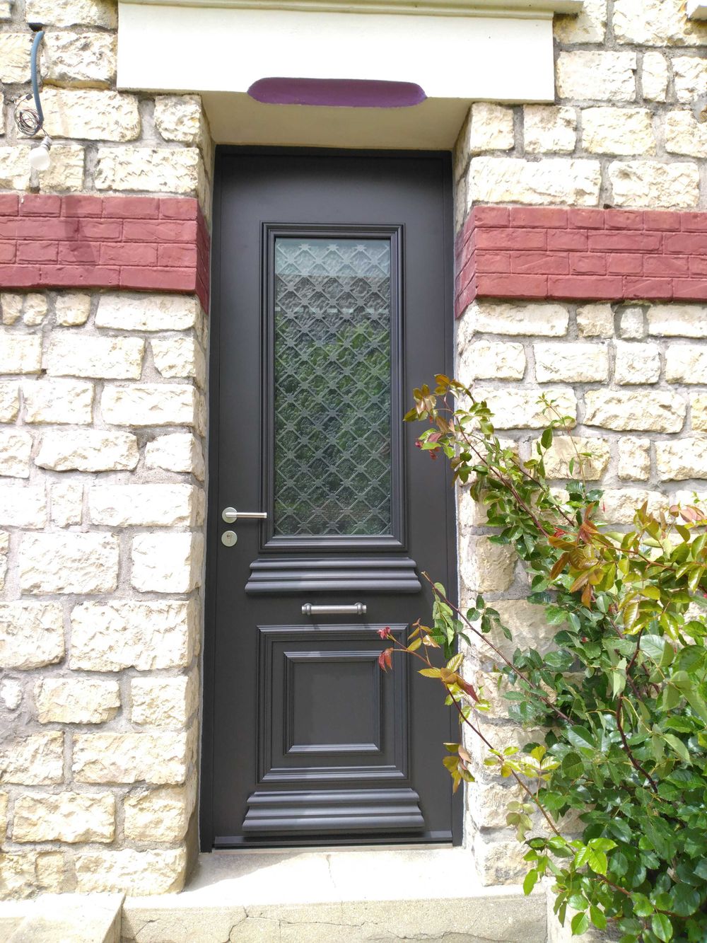 Détail porte d'entrée avec serrure multipoints