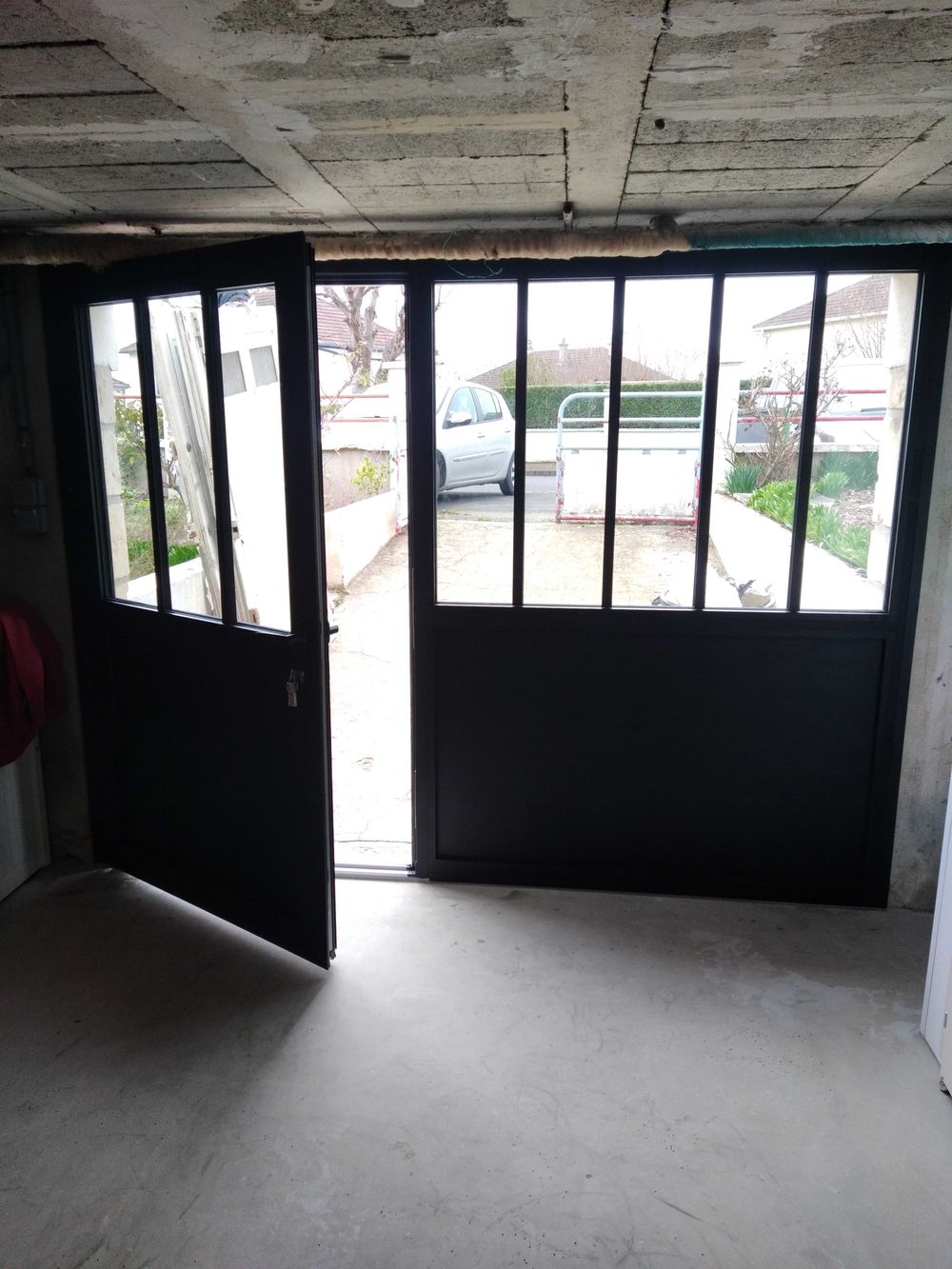 Porte-fenêtre atelier avec volets roulants