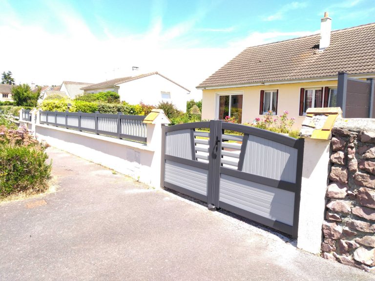 Portail aluminium anthracite avec clôture assortie