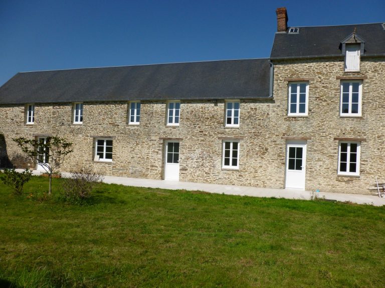Longère normande en pierre équipée de fenêtres et portes neuves par Caen Menuiseries Isolations