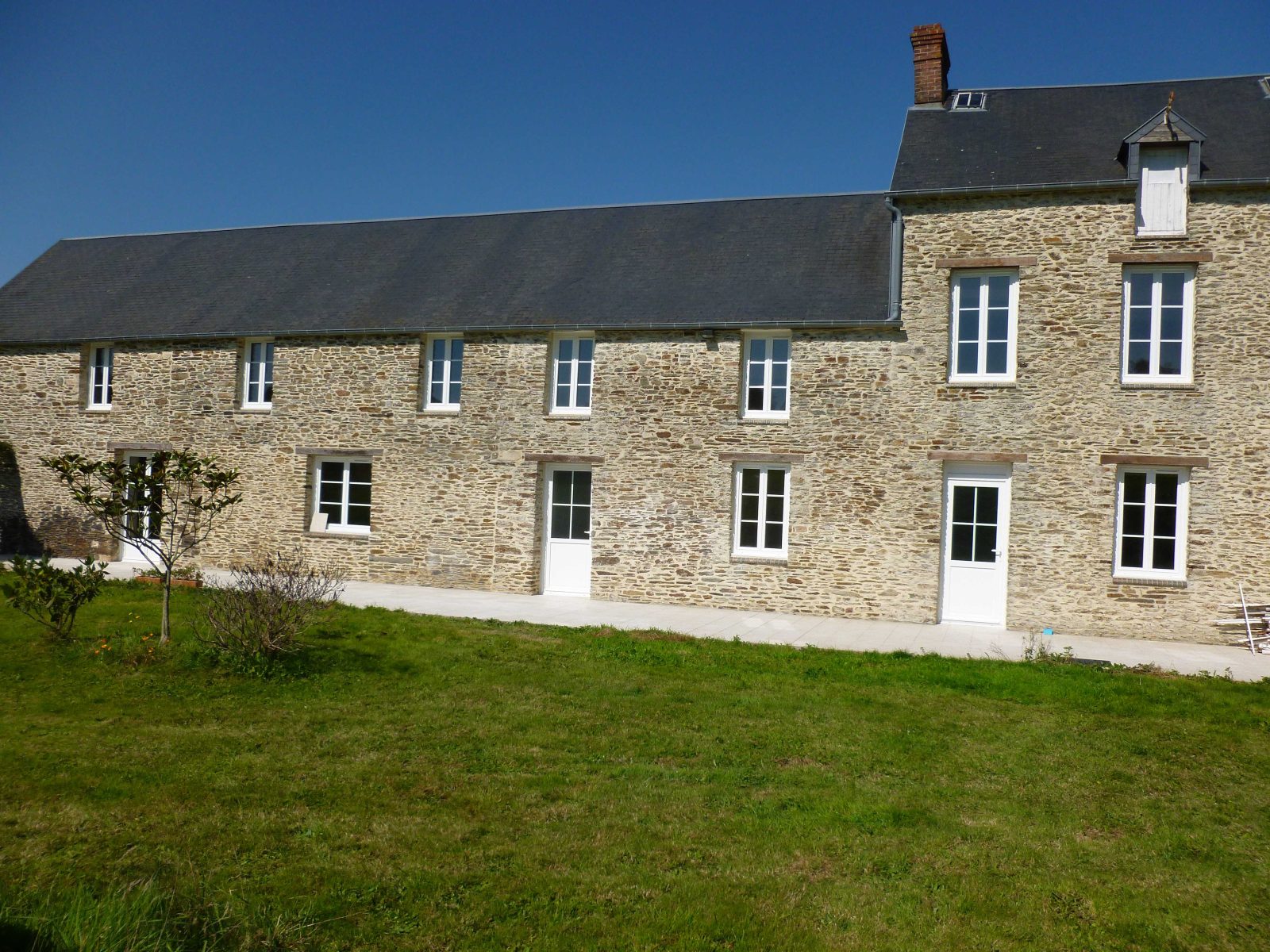 Longère normande en pierre équipée de fenêtres et portes neuves par Caen Menuiseries Isolations