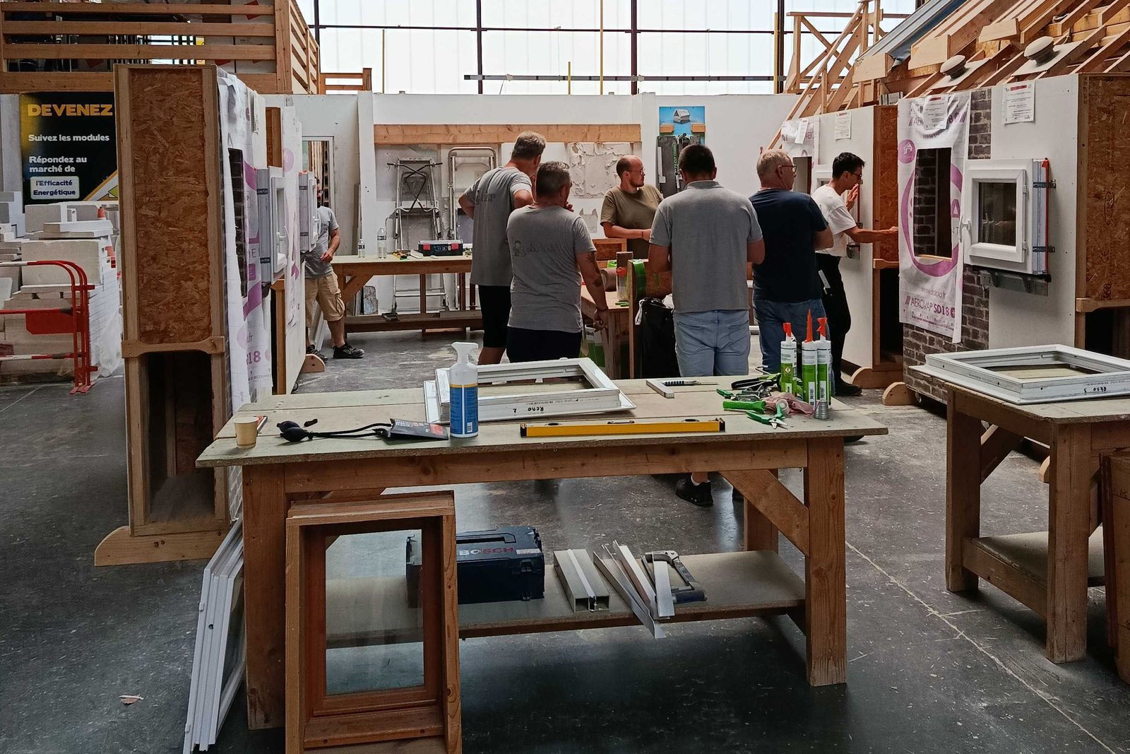 Stagiaires en formation pose de menuiseries dans l’atelier pédagogique